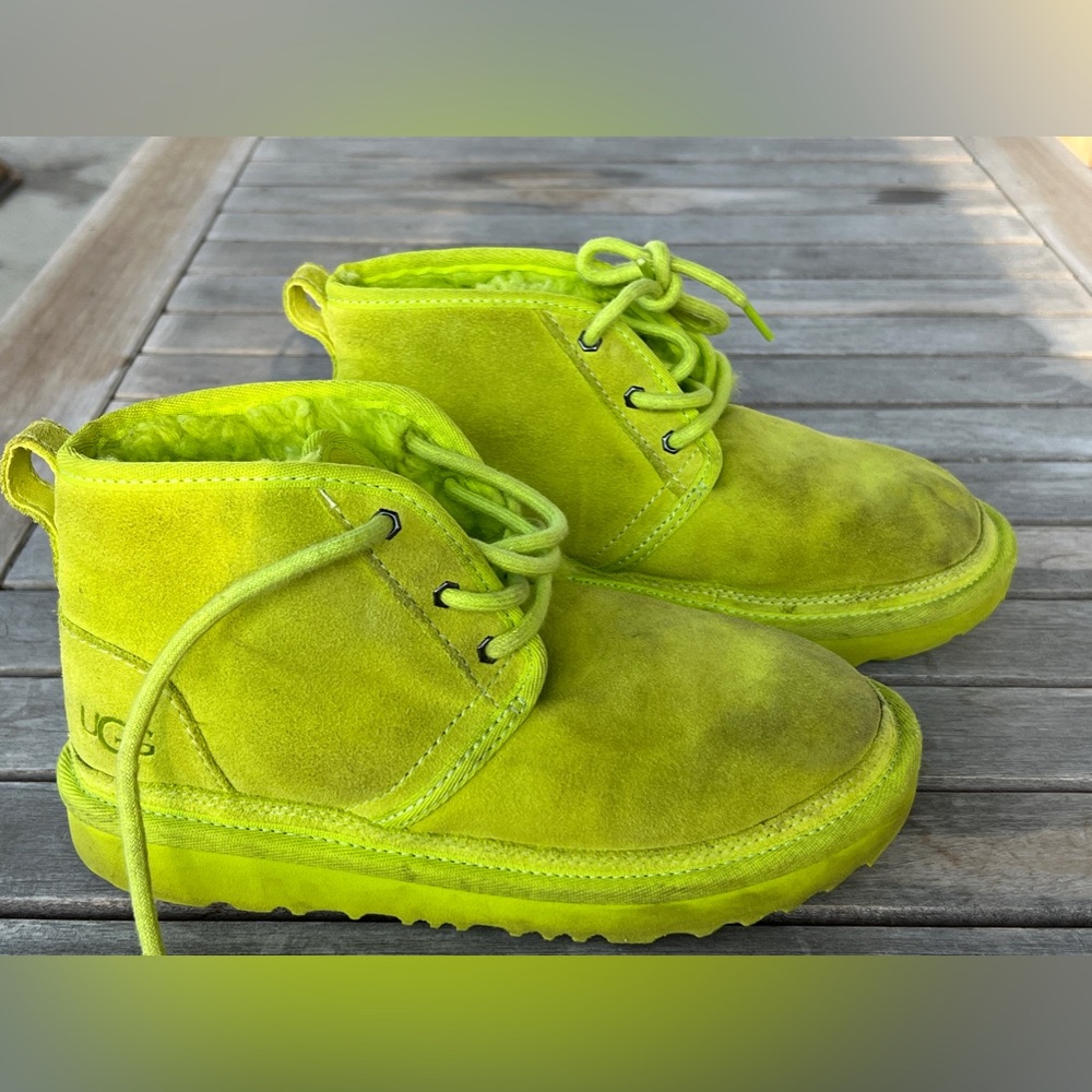 Kids Neumel II Ugg Boots Lime Neon Green Size 2 EUC